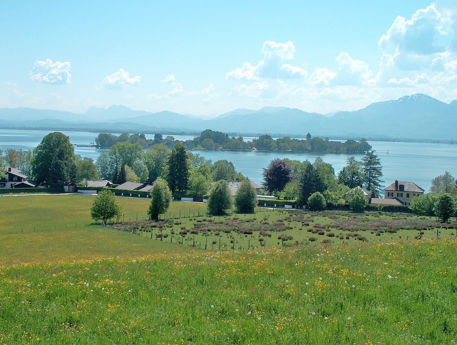 Blick von Gstadt über den Chiemsee zur Fraueninsel und zu den Alpen