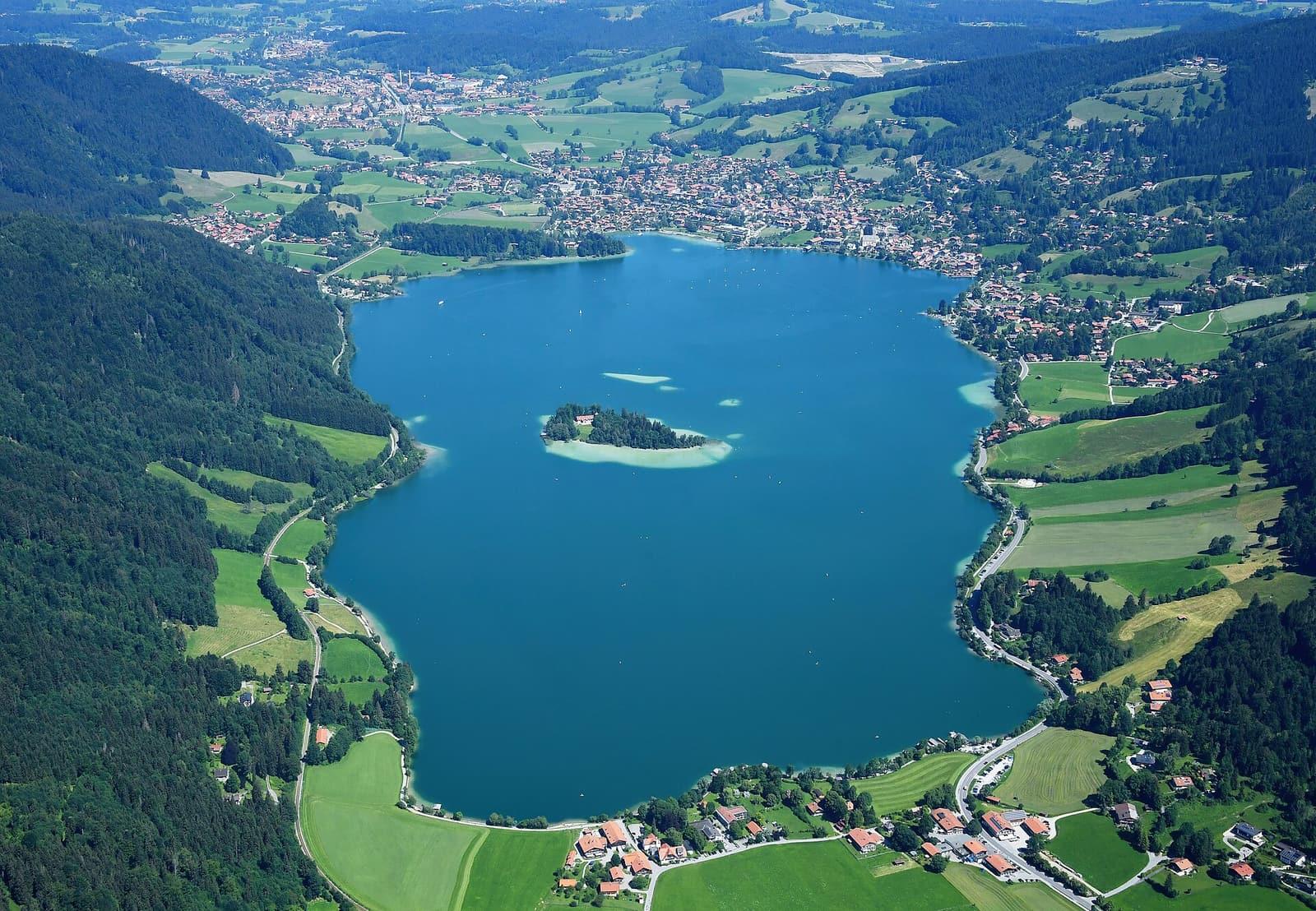 Luftbild des Schliersees mit der Insel Wörth