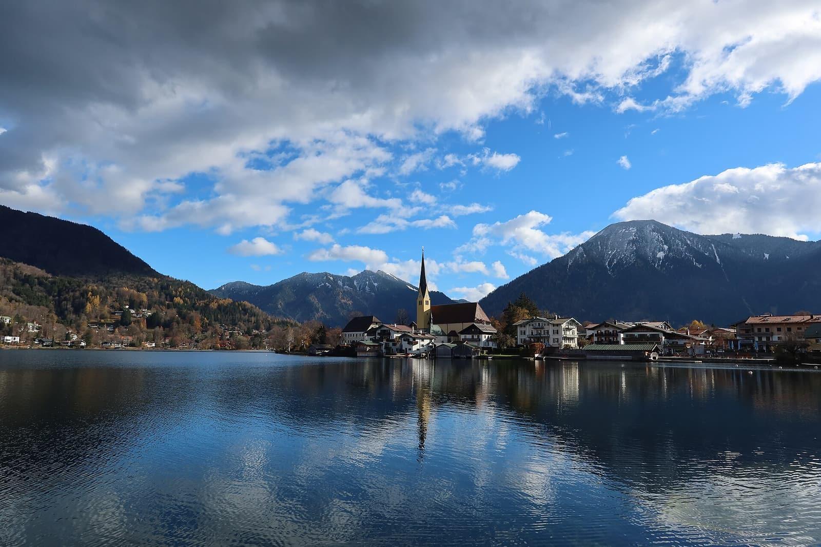 Rottach-Egern mit St. Laurentius am Tegernsee, dahinter der Wallberg
