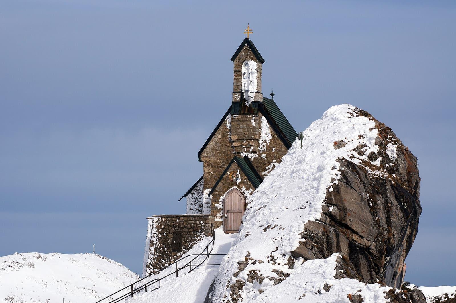 Das Wendelsteinkircherl auf dem verschneiten Gipfel des Wendelsteins