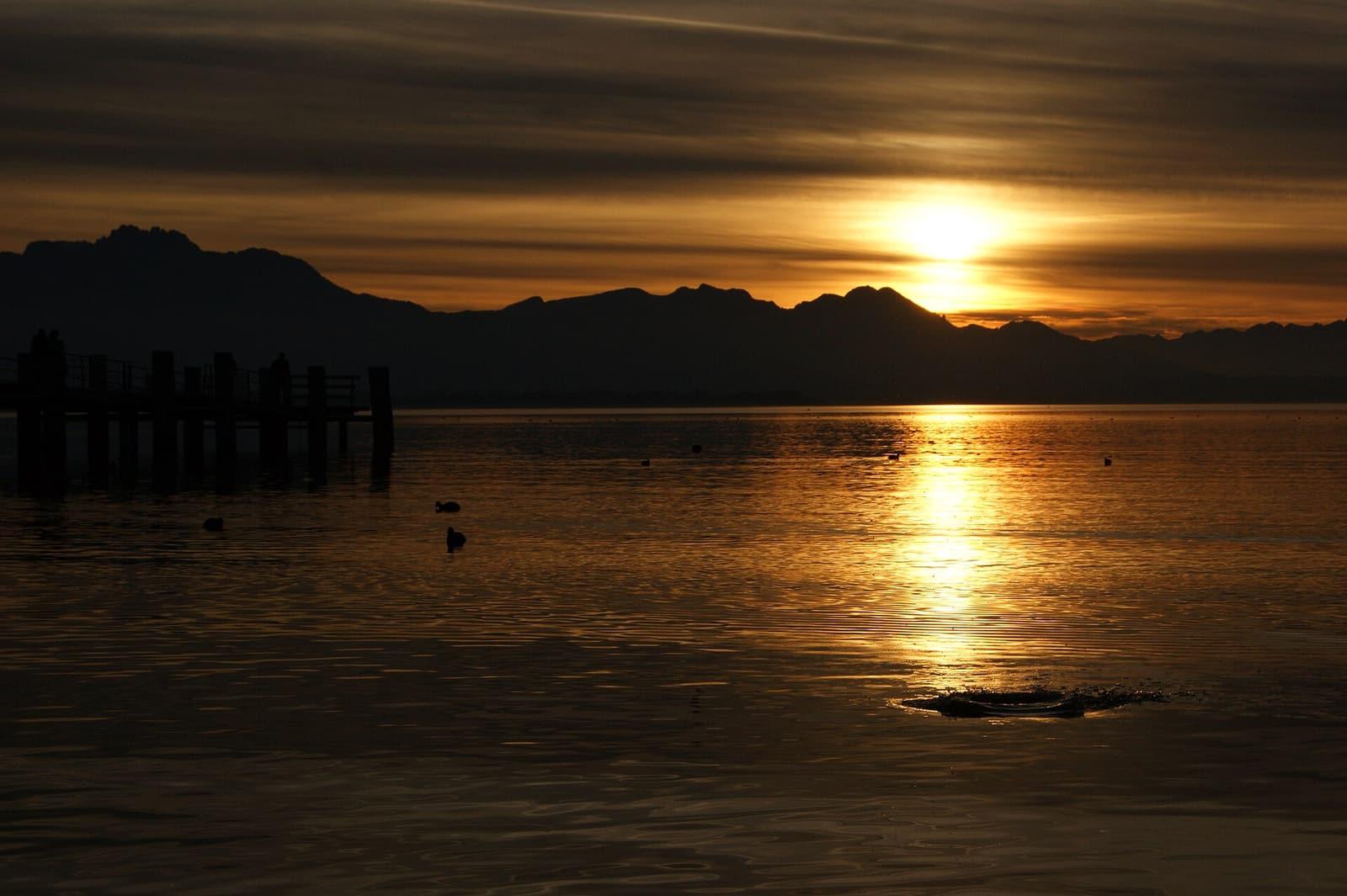 Sonnenuntergang über dem Chiemsee bei Chieming