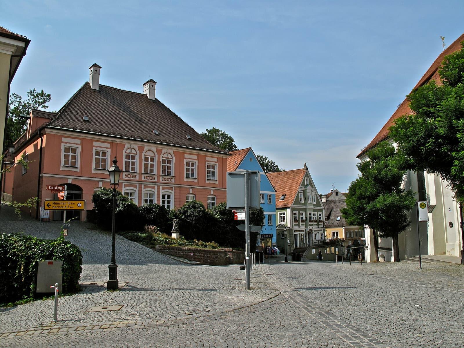 Die Konrad-Adenauer-Straße in der Dachauer Altstadt