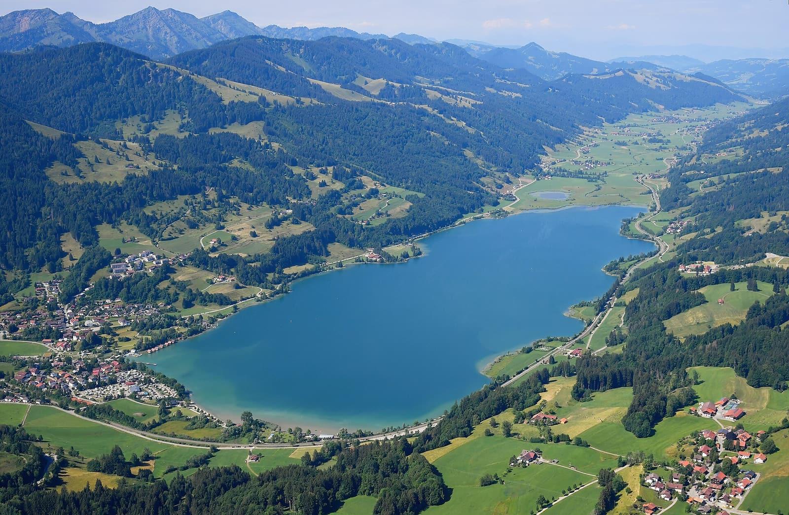 Luftbild des Großen Alpsees bei Immenstadt