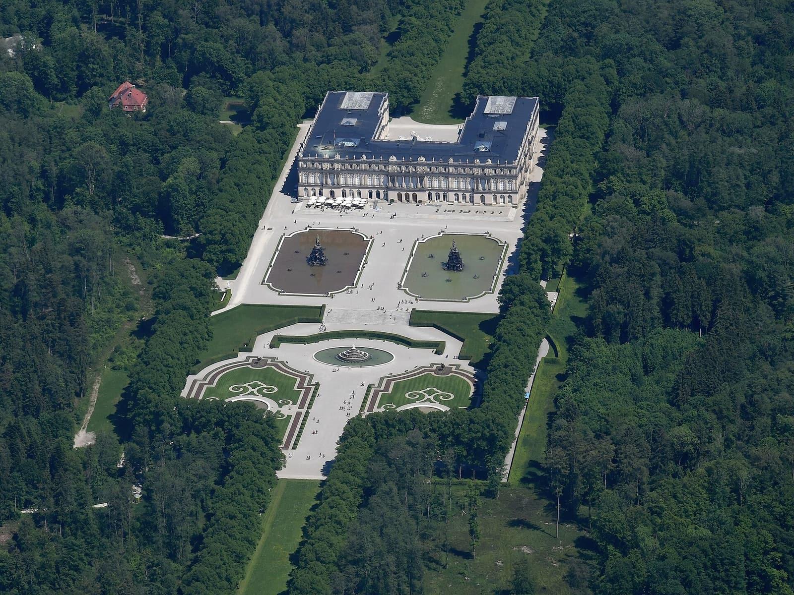 Luftbild des Neuen Schlosses Herrenchiemsee mit Schlossgarten
