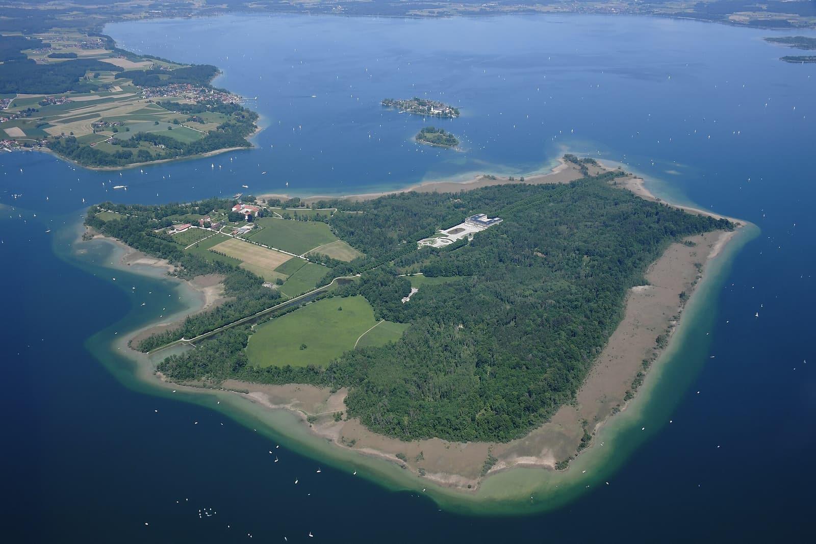 Luftbild der Herreninsel im Chiemsee