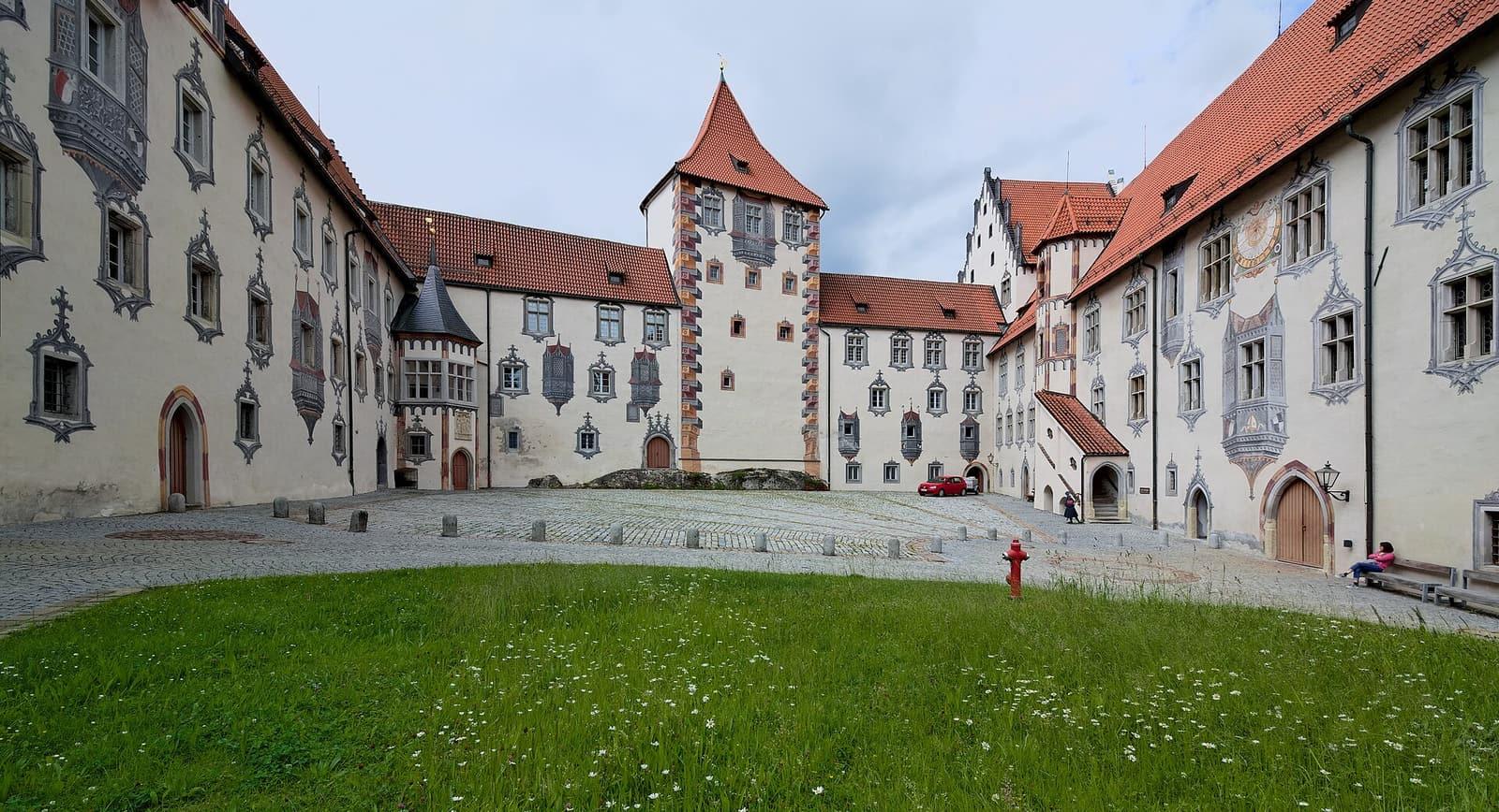 Innenhof des Hohen Schlosses in Füssen mit Illusionsmalerei