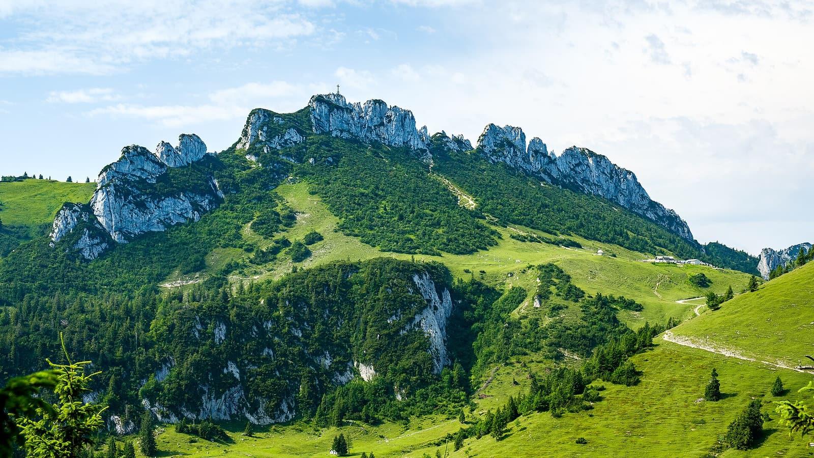 Die Kampenwand über Almwiesen, gesehen von der Gedererwand
