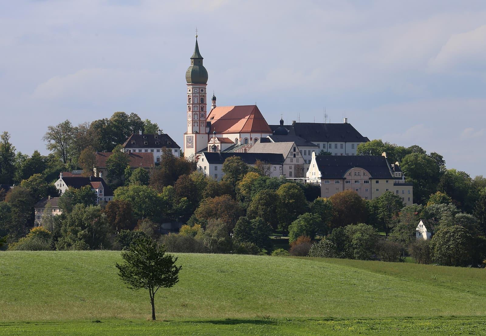 Kloster Andechs auf dem Heiligen Berg über Wiesen