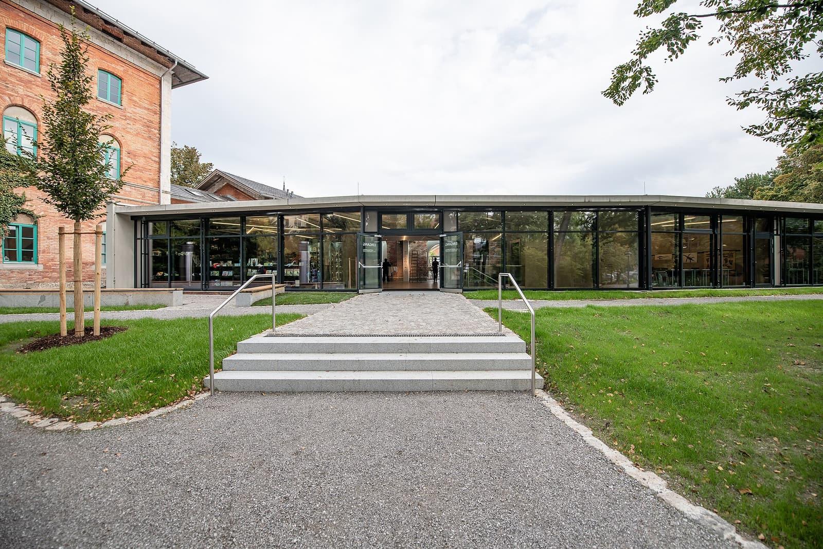 Eingang des Ausstellungszentrums Lokschuppen in Rosenheim