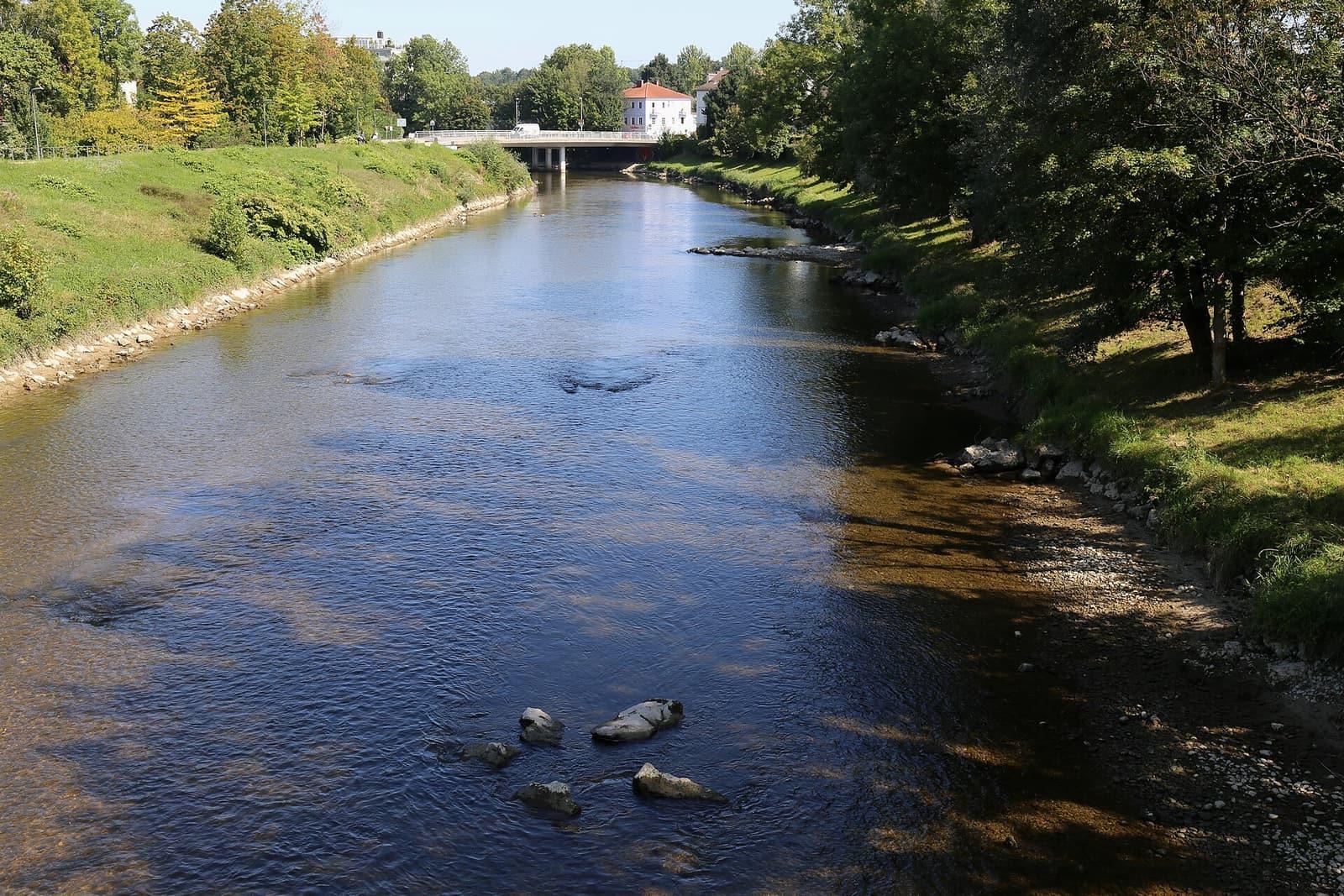 Die Mangfall im Mangfallpark Süd in Rosenheim