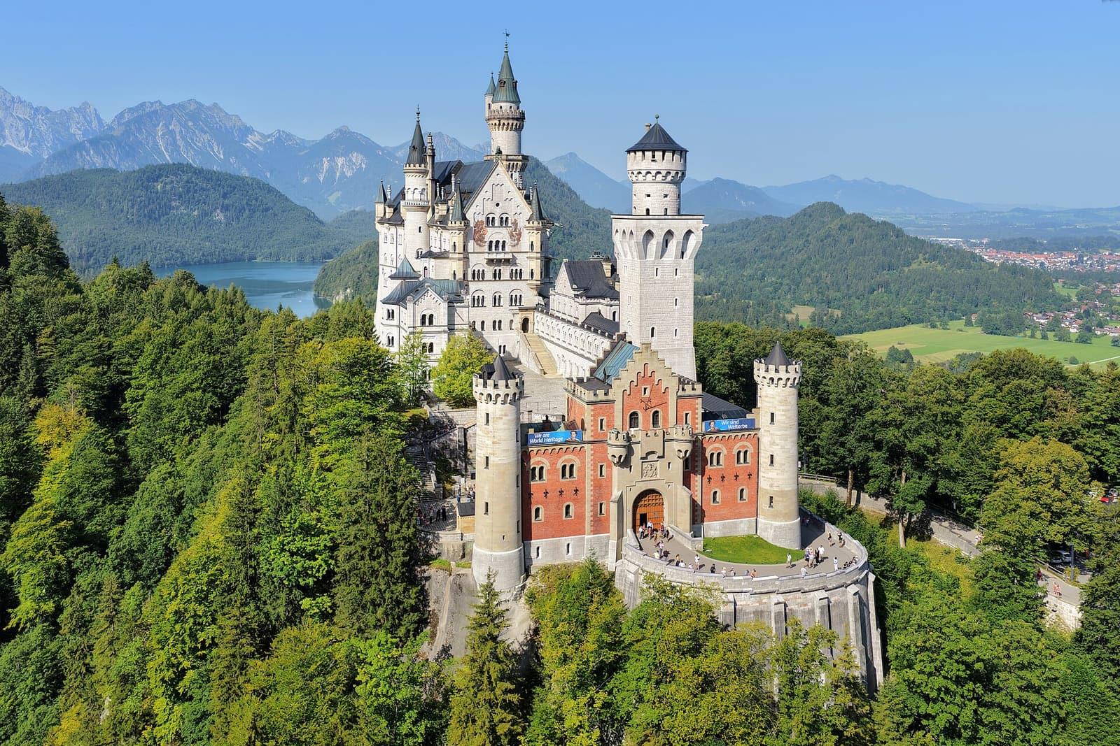 Schloss Neuschwanstein von Osten vor den Allgäuer Bergen