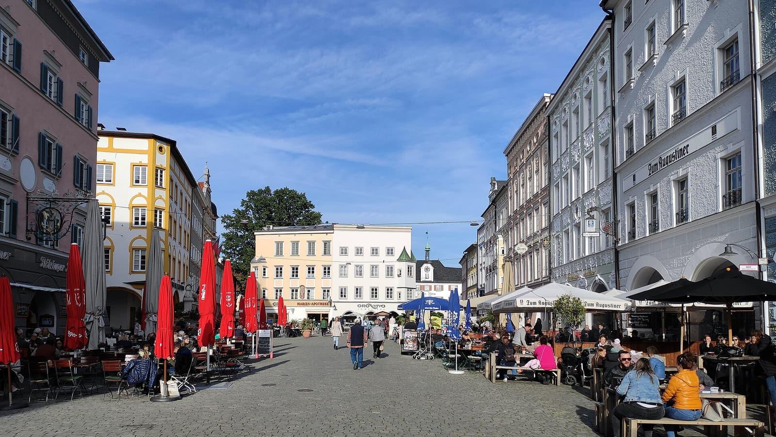 Der Max-Josefs-Platz in der Rosenheimer Altstadt