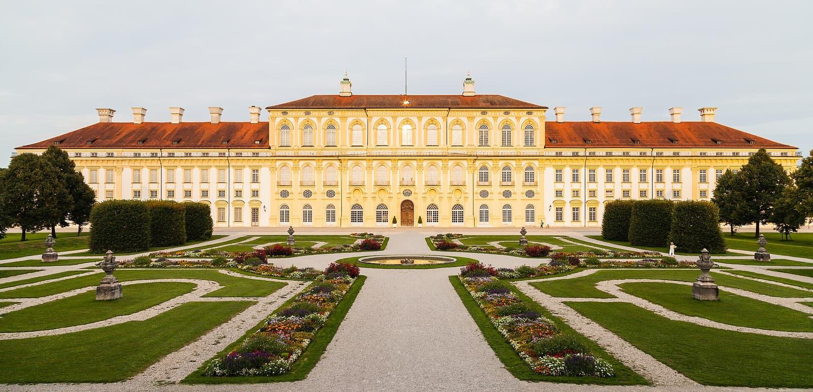 Neues Schloss Schleißheim mit dem Barockgarten im Abendlicht